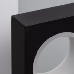 Balise sur pied noire en métal mat, corps rectangulaire avec ouverture circulaire intérieure blanche