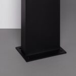 Balise sur pied noire en métal rectangulaire, platine de fixation au sol avec vis