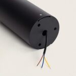 Balise sur pied noire cylindrique, corps métallique mat, câbles d'alimentation multicolores apparents