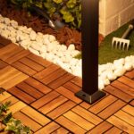 Balise sur pied noire en métal avec socle carré, posée sur caillebotis en bois