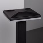 Balise sur pied carrée noire en métal, tête plate avec bande argentée