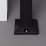 Balise sur pied noire en métal texturé, socle carré