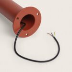 Balise sur pied couleur terre cuite, base à bride avec câble électrique et conducteurs dénudés