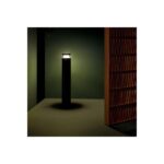 Balise sur pied noire cylindrique avec tête lumineuse rectangulaire, finition mate pour éclairage extérieur