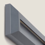 Balise LED murale rectangulaire grise finition mate, en saillie avec bande LED linéaire