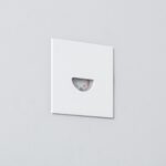 Balise encastrée murale blanche carrée avec ouverture en demi-lune et LED