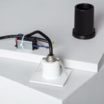 Balise encastrable murale carrée blanche, corps cylindrique et platine carrée, câblage apparent