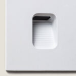 Balise encastrée murale blanche carrée avec intérieur rainuré et LED encastrée