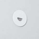 Balise encastrée murale blanche ronde avec ouverture semi-circulaire, finition mate, éclairage LED extérieur