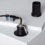 Balise LED encastrable murale ronde noire avec câbles visibles