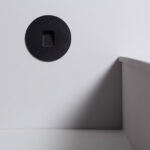 Balise encastrable murale ronde noire, finition mate, encastrement mural avec ouverture centrale carrée