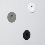 Balise encastrée au mur ronde blanche, grise et noire avec ouverture rectangulaire