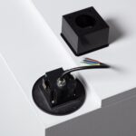 Balise encastrable murale noire ronde, socle de fixation avec câblage multicolore apparent