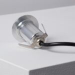 Balise encastrable cylindrique en métal argenté avec bride, clips de fixation et câble noir