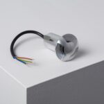 Balise LED encastrable au sol finition inox brossé, forme ronde et câble d'alimentation apparent