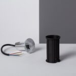 Balise LED encastrable au sol argentée, boîtier cylindrique noir et câble d'alimentation visible