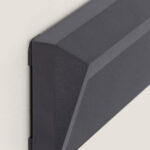 Balise murale anthracite en métal mat, forme angulaire, fixation en saillie