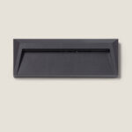 Balise murale LED rectangulaire gris foncé mat en saillie, ouverture lumineuse inclinée pour éclairage extérieur