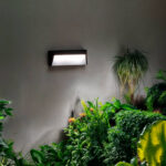 Balise murale LED rectangulaire noire, diffuseur blanc, fixation en saillie pour éclairage extérieur