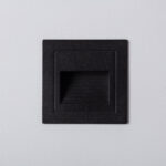 Balise encastrée murale carrée noire, ouverture inclinée et finition texturée