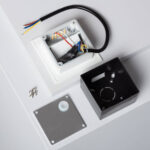 Balise encastrable murale carrée blanche avec boîtier de raccordement, plaque de fixation et câbles