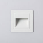 Balise LED encastrable murale carrée blanche avec réflecteur incliné et grille antiéblouissement