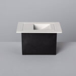 Spot encastrable mural carré blanc avec boîtier noir et réflecteur incliné