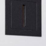 Balise encastrable murale noire texturée avec fente lumineuse verticale