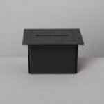 Balise encastrable noire rectangulaire en métal avec fente lumineuse linéaire