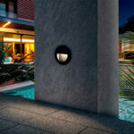 Balise murale encastrable ronde noire à ouverture lumineuse semi-circulaire