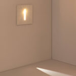 Balise encastrable murale blanche, fente lumineuse verticale émettant lumière blanc chaud vers le sol