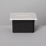 Balise encastrable murale rectangulaire blanche, corps noir, ouverture linéaire pour éclairage extérieur