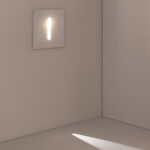 Balise encastrée murale blanche à fente lumineuse verticale