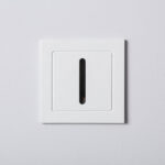 Balise encastrée murale blanche plaque carrée avec fente verticale centrale