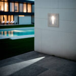 Applique encastrée murale blanche carrée métal brossé, ouverture verticale projetant un faisceau lumineux au sol