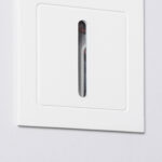 Balise encastrée murale linéaire blanche à fente verticale, réflecteur métallique visible