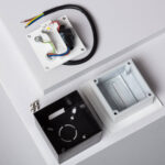 Boîtier encastrable et platine de fixation blanche avec câblage pour balise extérieure