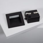 Balise murale encastrable carrée noire avec boîtier de connexion