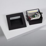 Balise LED encastrable murale carrée noire avec boîtier de connexion et câblage visible