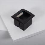 Balise encastrable murale noire carrée, finition mate, ouverture inclinée pour éclairage de marche