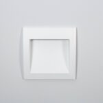 Balise encastrée au mur carrée blanche ouverture orientée vers le bas