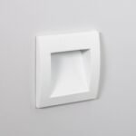 Balise encastrée murale carrée blanche avec ouverture inclinée pour éclairage directionnel
