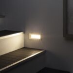 Balise encastrable murale LED 4W rectangulaire, finition métallique, éclairage chaud pour marches extérieures