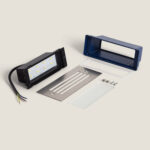 Balise LED encastrable murale rectangulaire avec module noir, boîtier bleu et plaque métallique brossée