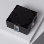 Balise LED extérieure noire carrée en saillie avec diffuseurs latéraux transparents