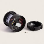 Balise LED extérieure noire démontée, boîtier cylindrique avec câblage interne et couvercle