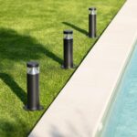 Balise sur pied noire en acier inoxydable, tête conique, fixation au sol près de piscine