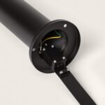 Balise sur pied noire en acier inox, corps ouvert montrant câblage et support de fixation