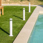 Balise sur pied LED blanche 50 cm en acier inoxydable près d'une piscine