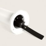 Balise sur pied blanche acier inoxydable, base de fixation ronde visible avec platine noire et vis